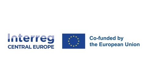 EU-Flagge mit Schriftzug Interreg Central Europe und co-funded by the European Union