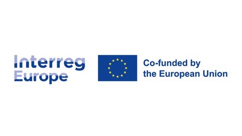 EU-Flagge mit Schriftzug Interreg Europe und co-funded by the European Union