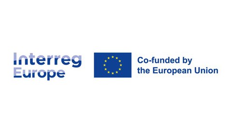 EU-Flagge mit Schriftzug Interreg Europe und co-funded by the European Union