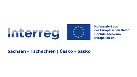 Schriftzug Interreg Sachsen-Tschechien mit EU-Flagge und finanziert durch die Europäische Union