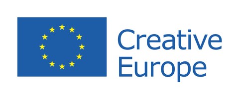 blaue Flagge mit gelben Sternen und dem Schriftzug Creative Europe