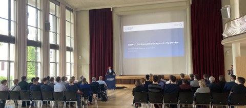 Professor Hurtado bei der Begrüßung zum IDEENSTUDIO zum Thema Energieforschung am Rednerpult