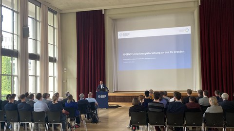 Professor Hurtado bei der Begrüßung zum IDEENSTUDIO zum Thema Energieforschung am Rednerpult