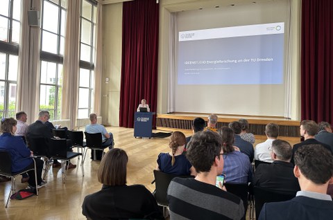 Professorin Rösen-Wolff bei der Begrüßung zum IDEENSTUDIO zum Thema Energieforschung am Rednerpult