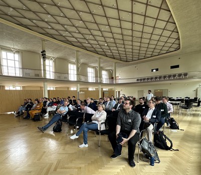 Teilnehmer:innen bei der Begrüßung zum IDEENSTUDIO zum Thema Energieforschung