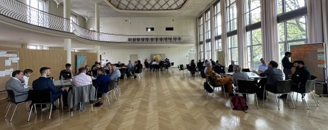 Gruppenarbeit an den Thementischen während des IDEENSTUDIOs zum Thema Energieforschung