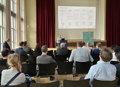 abschließende Worte durch die Prorektorin Forschung zum IDEENSTUDIO zum Thema Energieforschung am Rednerpult