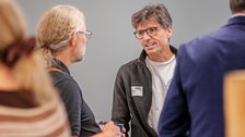 Personen unterhalten sich