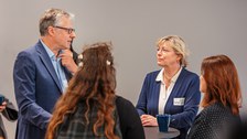 Personen unterhalten sich