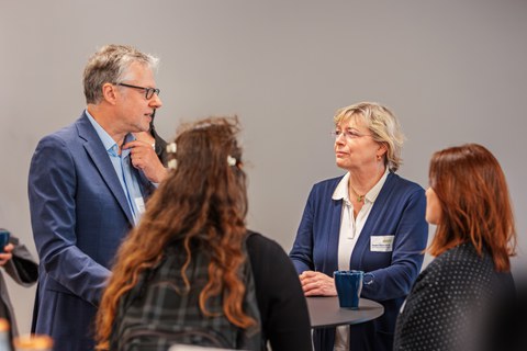 Personen unterhalten sich