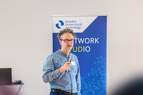 Person mit Mikrofon