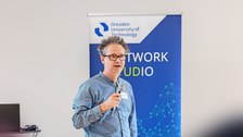 Person mit Mikrofon