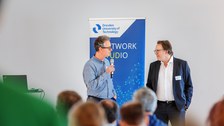 eine Person stellt eine andere Person vor