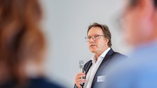 Person mit Mikrofon