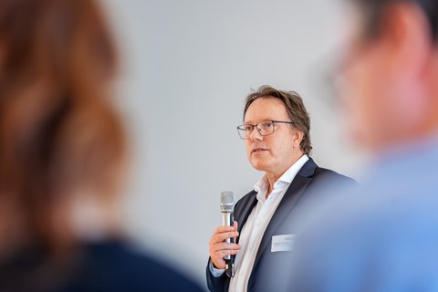 Person mit Mikrofon