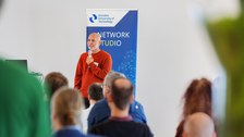 Person mit Mikrofon