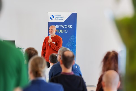 Person mit Mikrofon