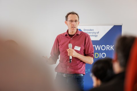 Person mit Mikrofon