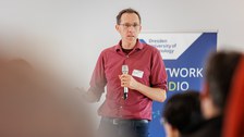 Person mit Mikrofon