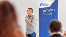 Person mit Mikrofon
