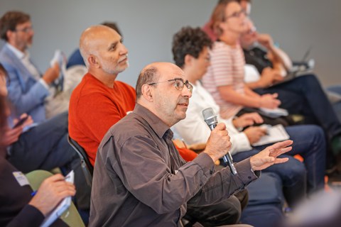 Person im Publikum mit Mikrofon