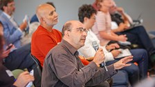 Person im Publikum mit Mikrofon