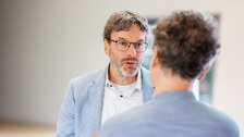 Personen unterhalten sich