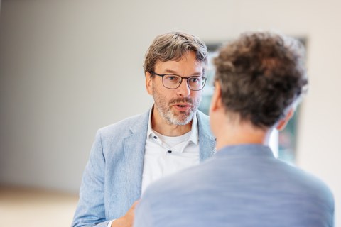Personen unterhalten sich