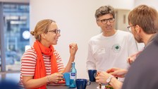 Personen unterhalten sich