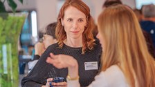 Personen unterhalten sich