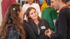 Personen unterhalten sich