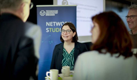 Impression aus der Veranstaltung. Menschen im Gespräch