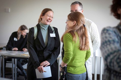Impression aus der Veranstaltung. Menschen im Gespräch