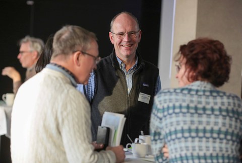 Impression aus der Veranstaltung. Menschen im Gespräch