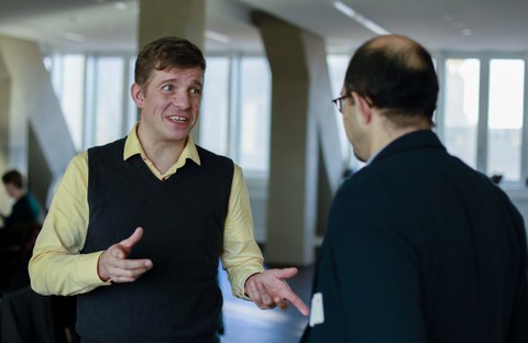 Impression aus der Veranstaltung. Menschen im Gespräch