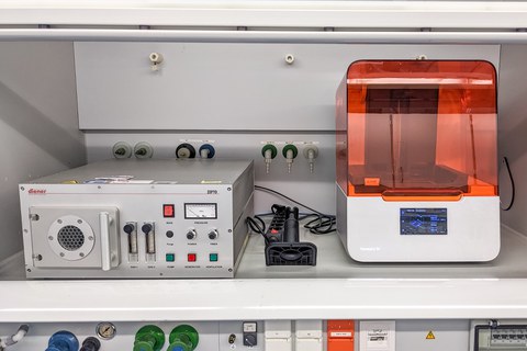 Zu sehen ist ein 3D-Drucker und Plasmabehälter