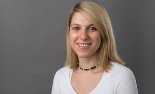 A portrait photo of student counsellor Antonia Zacharias-Weihs is shown. 