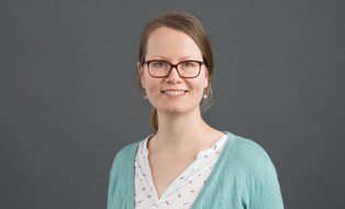 A portrait photo of student counsellor Franziska Klinkewitz is shown.