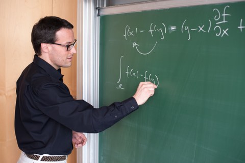 Prof. Sbalzarini schreibt eine Formel an die Tafel