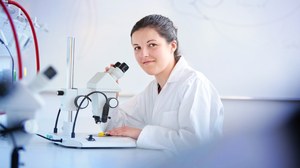 Junge Frau am Microskop
