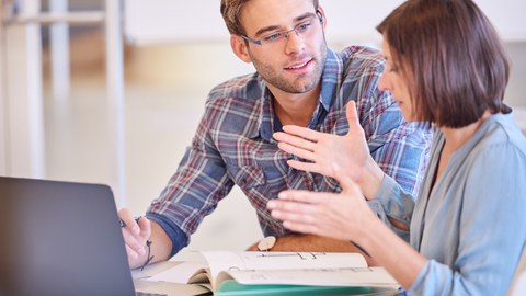 Ein Mentor unterhält sich mit einer Mentee