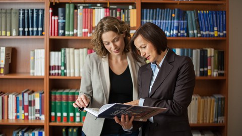 Professorin spricht mit einer Postdoktorandin