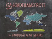 Tafel mit Überschrift "GA Förderangebote: Mobilität & Netzwerke". Ebenfalls ist eine Skizze einer Weltkarte auf der Tafel zu sehen. 