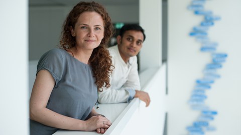 Nachwuchswissenschaftler lehnen an einem Geländer