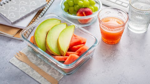 Bild von Obst und Getränken auf einem Schreibtisch