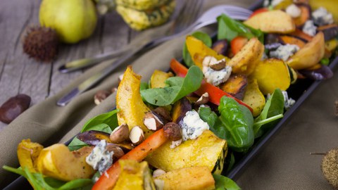 Salat mit Kürbis und Blauschimmelkäse