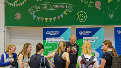 Studierende vor Stand des Umweltmanagements beim Gesundheitsmarkt am Tag der Gesundheit
