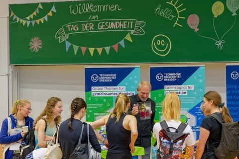Studierende vor Stand des Umweltmanagements beim Gesundheitsmarkt am Tag der Gesundheit