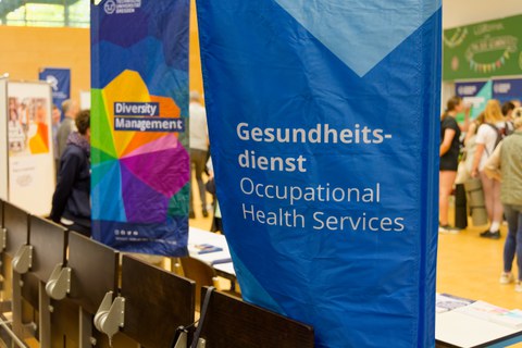 Blick auf die Beachflags des Gesundheitsdiensts und des Diversity Managements