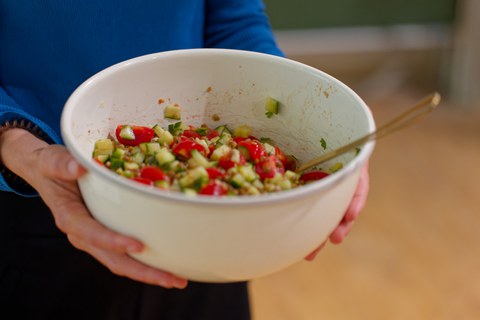 Salatschüssel in den Händen